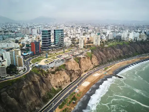 Imagen de la Costa Verde, haciendo inferencia a la atención de Airclim a todo Lima
