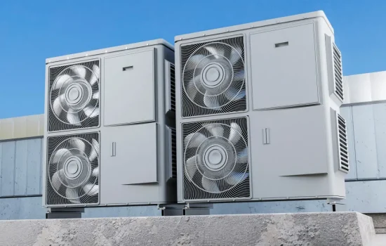 Equipos de ventilación en el techo de un edificio