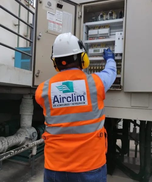 Personal de airclim realizando una revisión después de haber realizado una reparación de aire acondicionado