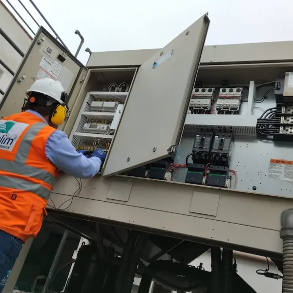 Técnico revisando posible problema de equipo de ventilación o refrigeración