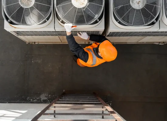 Personal de Airclim realizando una Reparación de equipo de climatización o refrigeración